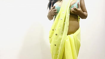 Busty Indian Babe Seductive dance in sari